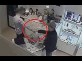 Ponticelli (NA) - Assalto in gioielleria, rapinatore e vittima si stringono la mano (28.01.16)