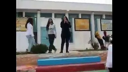 لأول مرة استاذة تونسية تبكي التلاميذ بأغنية والله ما تسوى اعيش الدنيا في ذكرى وفاة تلميذها
