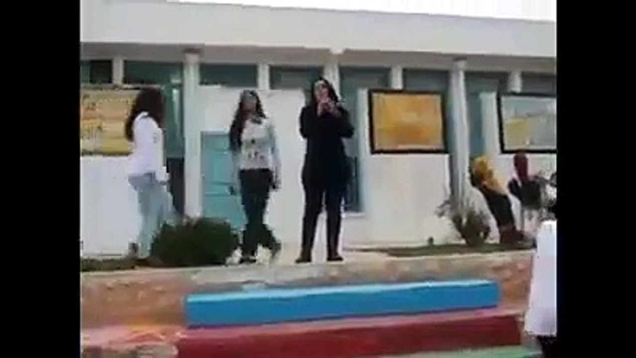 لأول مرة استاذة تونسية تبكي التلاميذ بأغنية والله ما تسوى اعيش الدنيا في ذكرى وفاة تلميذها