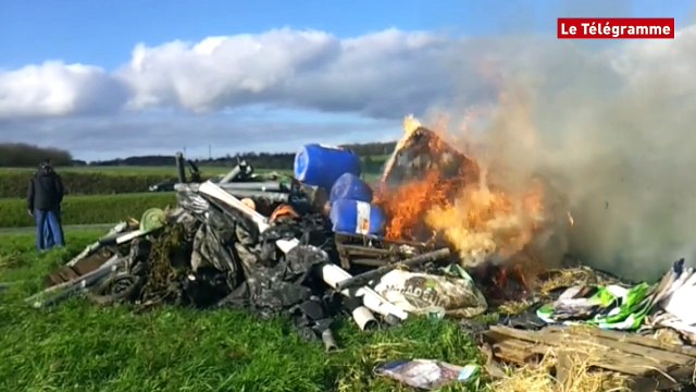 Uzel (22). Les agriculteurs bloquent le rond-point de Berlouze
