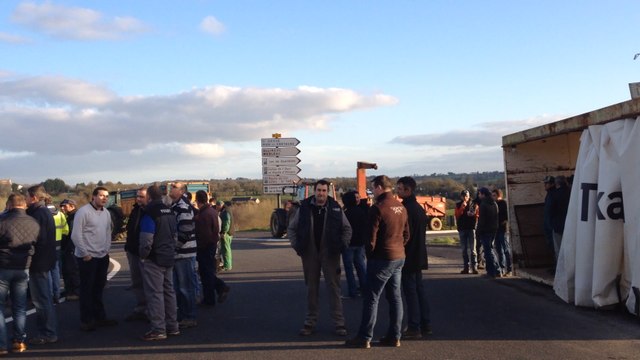Le rond-point de Berlouze bloqué par les agriculteurs