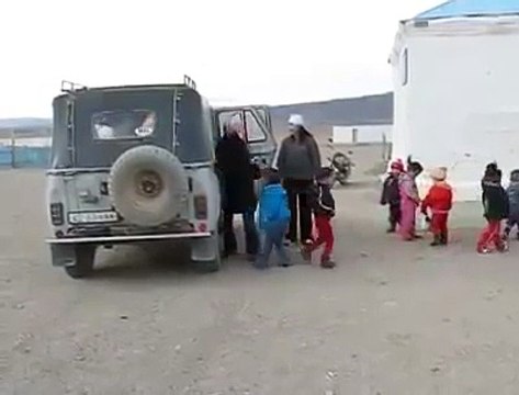 Bus scolaire en Mongolie - Mais ils sont combien dedans???