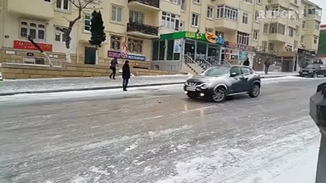 Circulation, verglas et pente : des automobilistes chanceux et talentueux