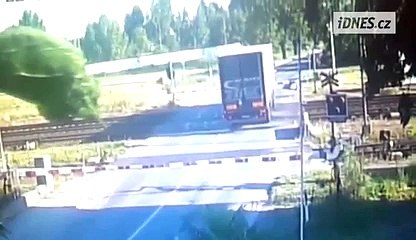 下载视频: Truck stuck on Railway ... So violent crash but so lucky driver