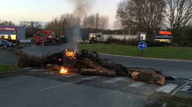 Crise agricole. Le rond-point de Kerhollo à Saint-Agathon bloqué
