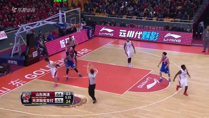Fou de rage Jason Maxiell course son adversaire