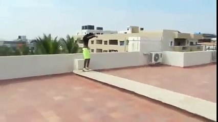 Jovem salta para a piscina do topo de um prédio de 5 andares