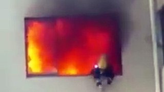 Bombero intenta apagar el fuego... - Videos Sorprendentes