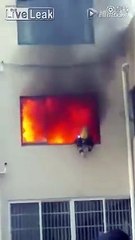 Bombero intenta apagar el fuego... - Videos Sorprendentes