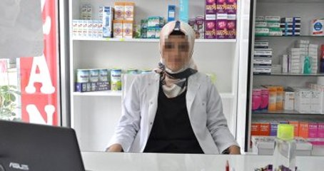 Alman Eczacı Başörtülü Çalışanına Tepki Gösteren Müşterisine Rest Çekti