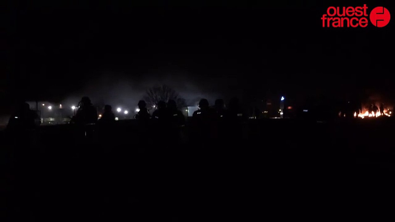 Les CRS chargent sur la RN12 à Yffiniac