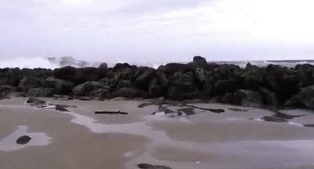 Un cameraman filme une vague impressionnante dans l'Oregon