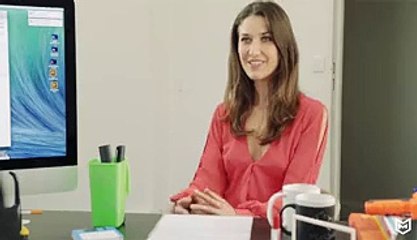 لڑکی آفس میں انٹرویو لیتے ہوئے