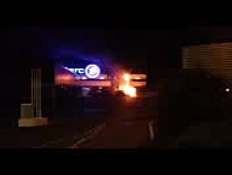 Des agriculteurs en colère allument des feux au Leclerc de Concarneau