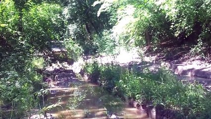 Уаз 469 штурмует реку