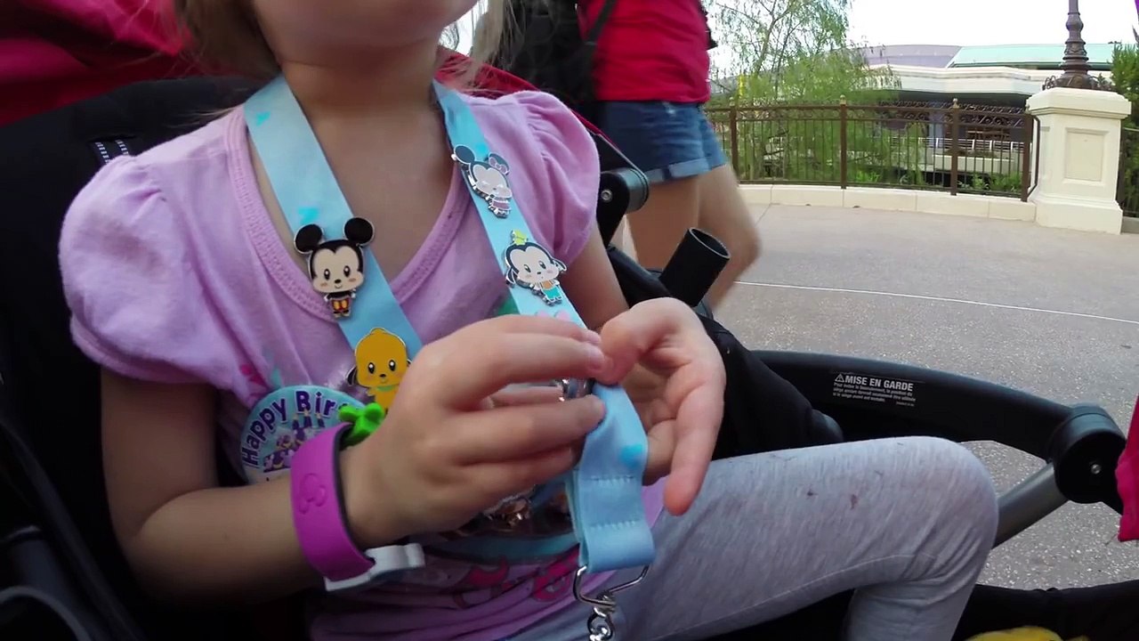 DISNEY WORLD SURPRISE TOY Magic Kingdom Cinderellas Castle Disney Character Pin Trading How to