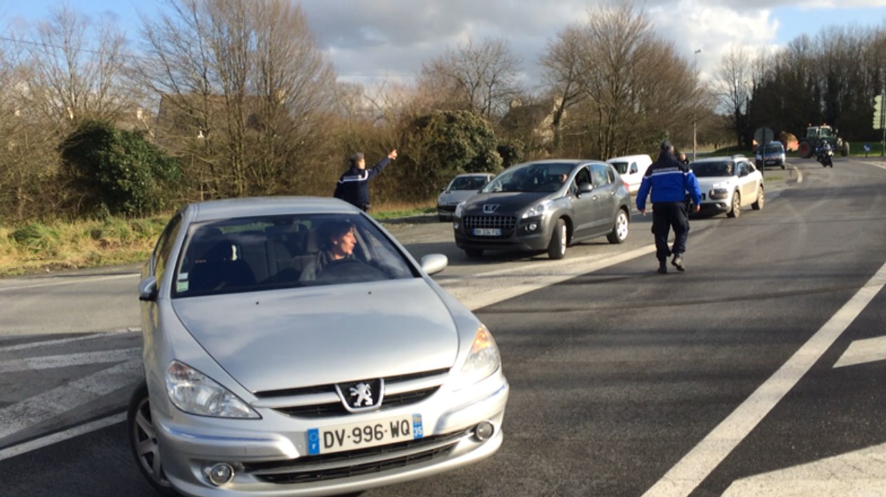Les agriculteurs bloquent la RN176