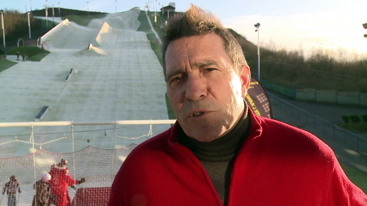 Skispaß auf Plastikbahnen - auf einer früheren Deponie