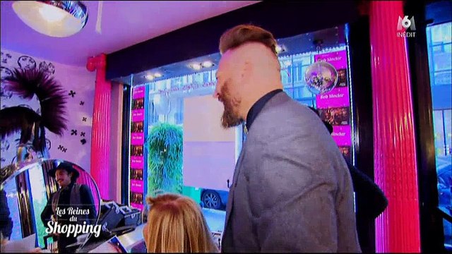 Coup de foudre général des candidates des Reines du shopping pour un coiffeur - Regardez