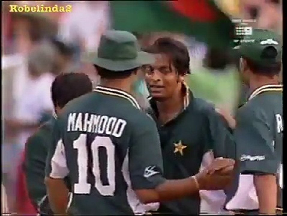 Must  watch..Shoaib Akhtar 10 wickets against Australia