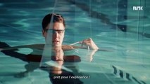 Un scientifique se tirer dessus avec un fusil mitrailleur dans une piscine