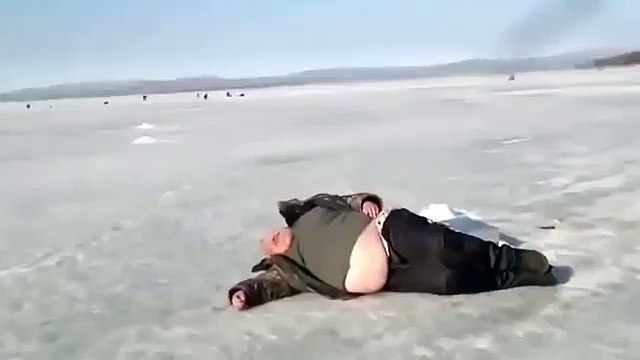 ЧЕЛОВЕКА КИТА, снова выбросила на льдину!!! Приколы на рыбалке!!