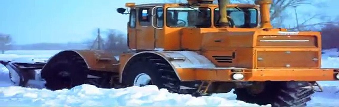 трактор Кировец к-701 на расчистке снега на дорогах.