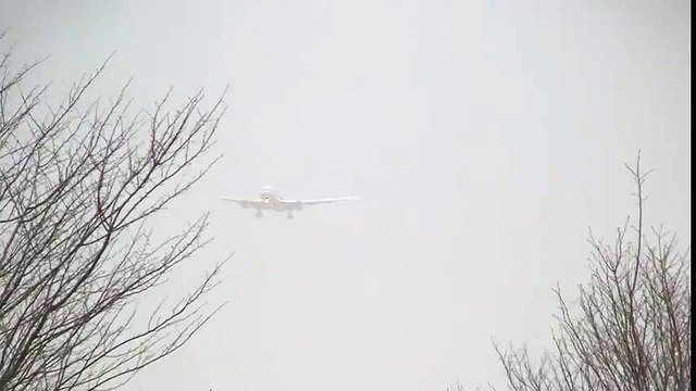 Storm!! American Airlines Boeing 777-200ER Crosswind Landing at Narita Crosswind Landing