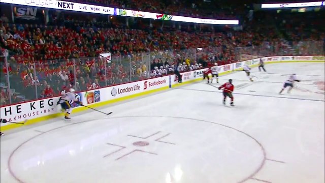 Un joueur de Hockey met KO l'arbitre volontairement : gros coup d'épaule par derrière