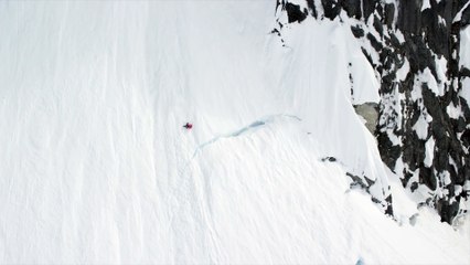 Une skieuse pro fait une chute terrible de 300 mètres en hors piste en Alaska