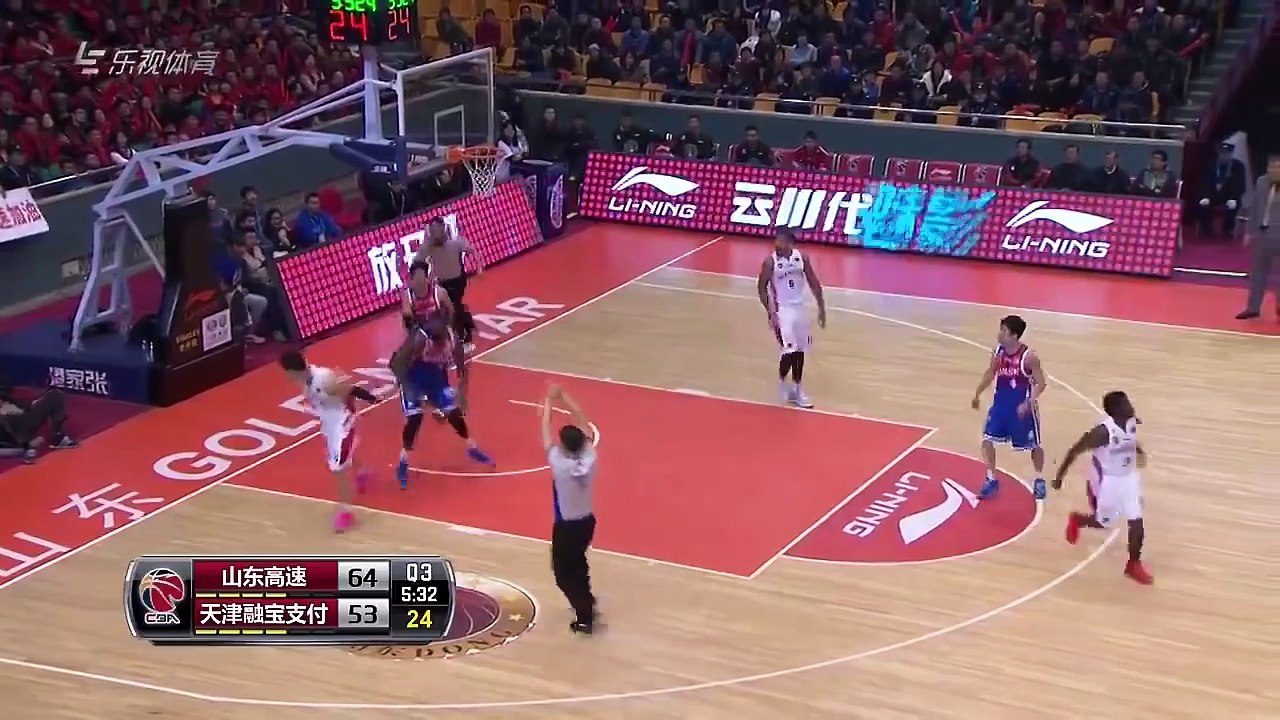 Ce joueur de basket Chinois essaie d'échapper à Jason Maxiell après une grosse faute... Cours vite!!!