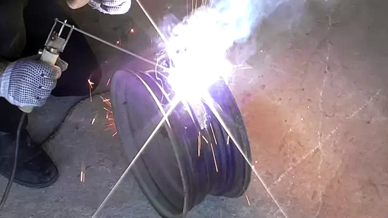 когда нет света,газа и горячей воды печь из автомобильного диска с рубашкой