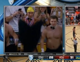 Michael Phelps en slip lors d'un match de basket