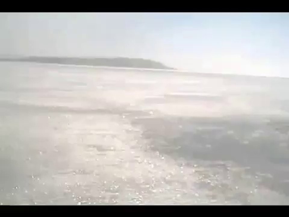 Side by side tombe dans l'eau