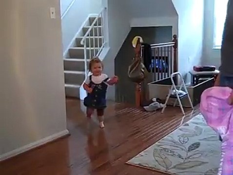 Bimba compie i suoi primi passi grazie ad una protesi...