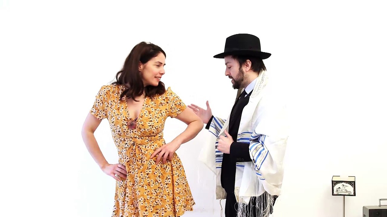 lorsque des Imams et des rabbins touchent une femme pour la première fois !