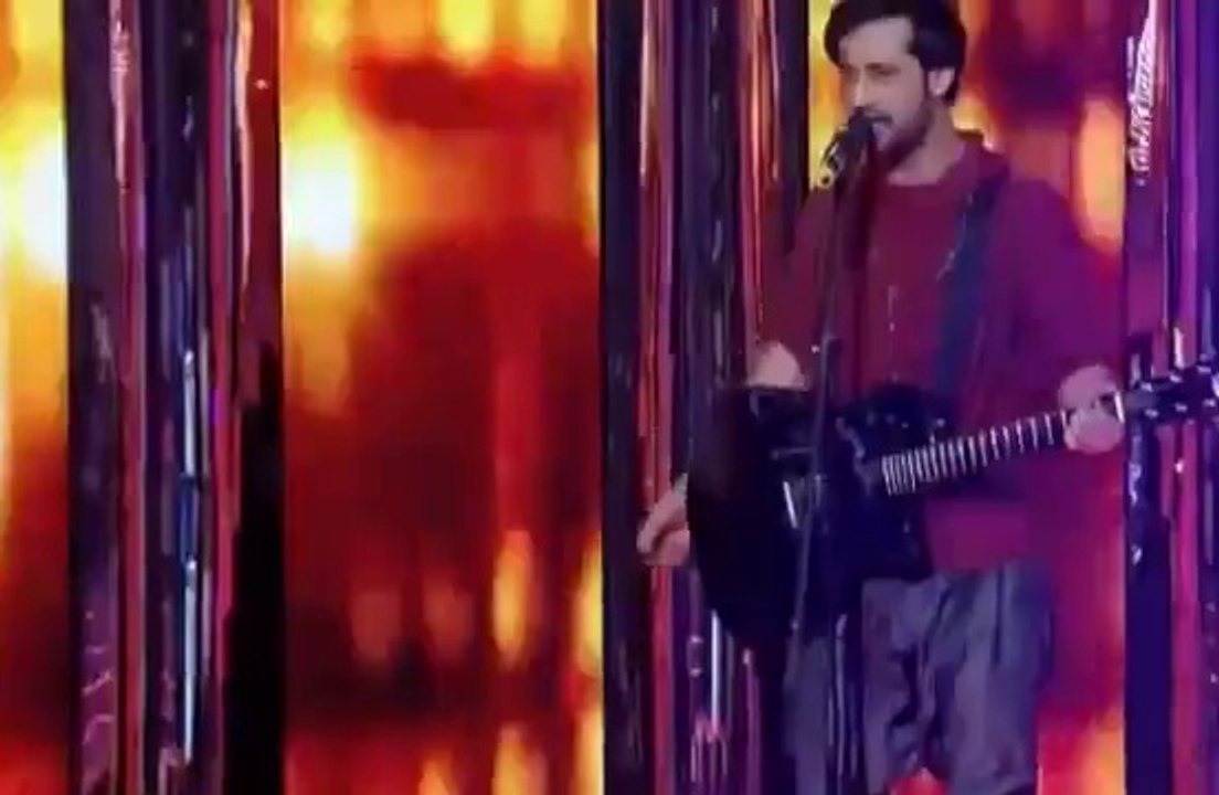 Watch Reaction Of Atif Aslam When Girl Kissed and Hugged Him In A Live Show