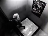 Asansörde Tek Başına Olan Türbanlı Kıza, 2 Kapkaççı Saldırır