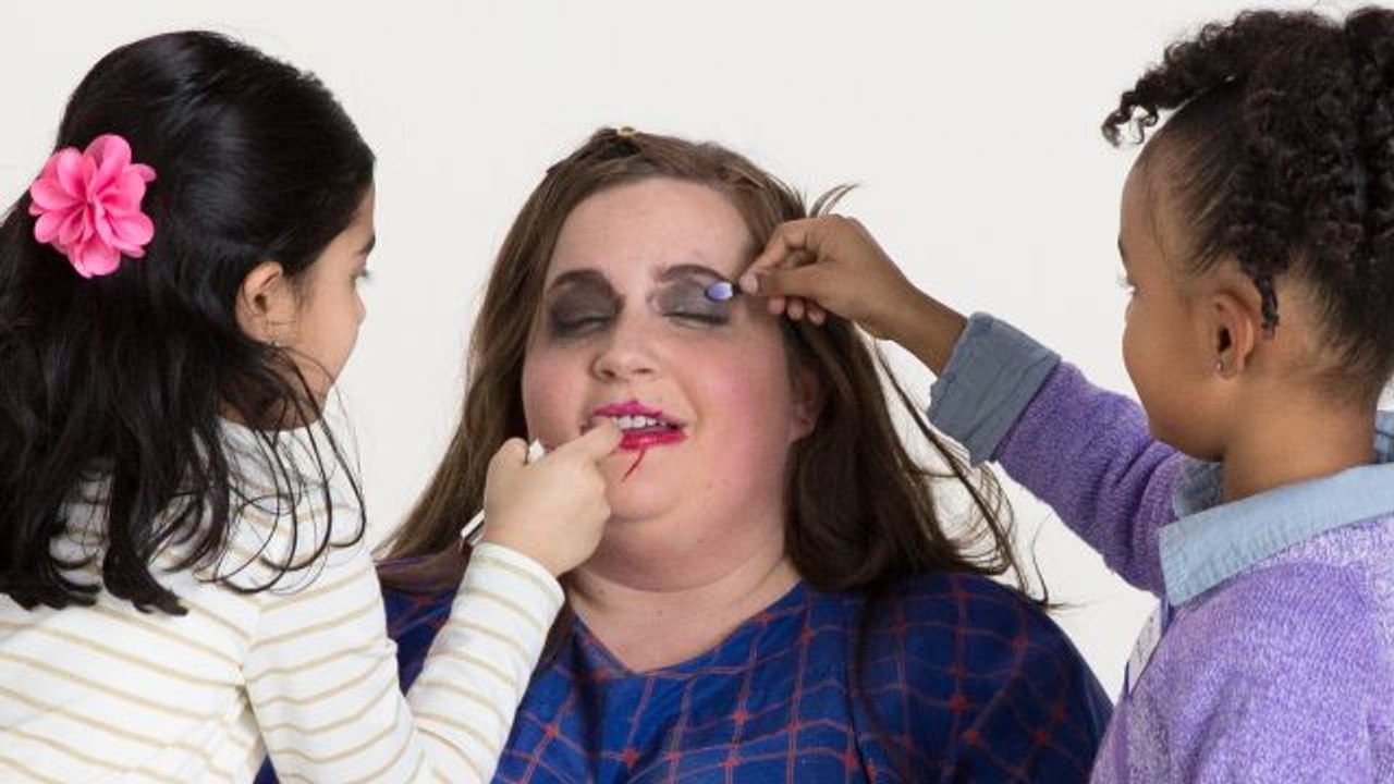 Aidy Bryant Gets Glammed Up By Kids For Her Valentine's Date Night