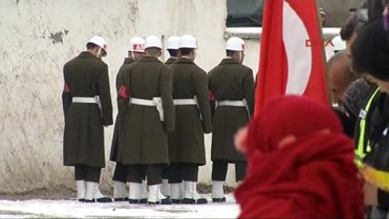 Video herunterladen: Sivas Şehit Piyade Astsubay Üstçavuş Özgür Erdoğan Son Yolculuğuna Uğurlanıyor-1