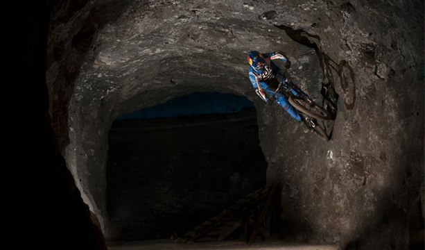 El primer descenso subterráneo del mundo en bicicleta