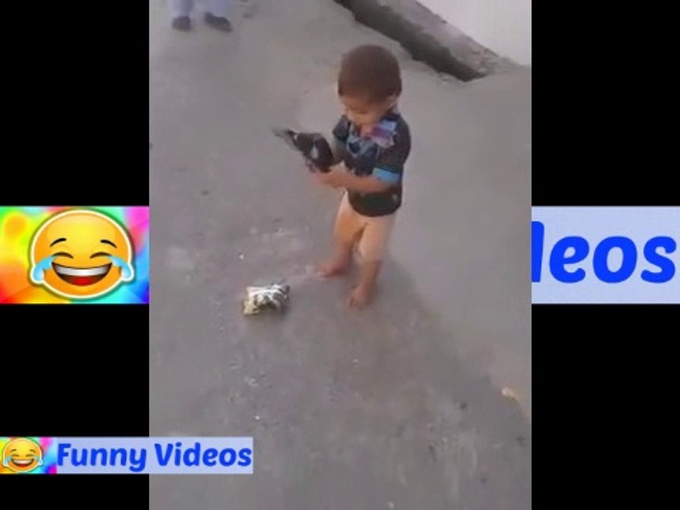 funny kid jugar opening chips packet
