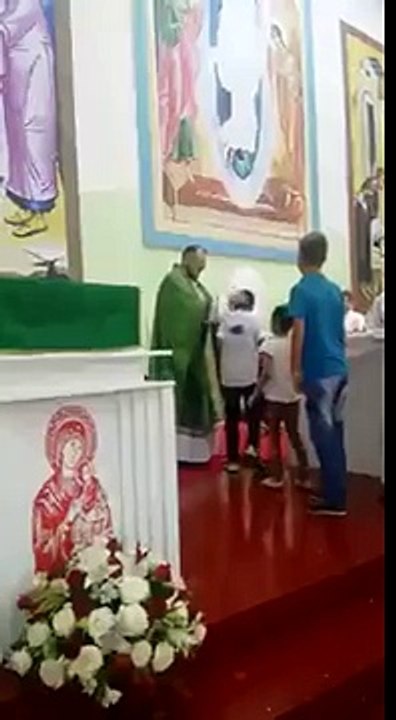 Un prêtre brésilien exorcise des enfants... Au cas ou...