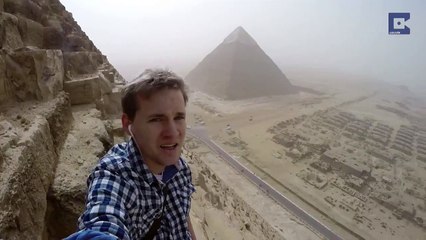 Un ado filme l'ascension vertigineuse de la pyramide de Khéops