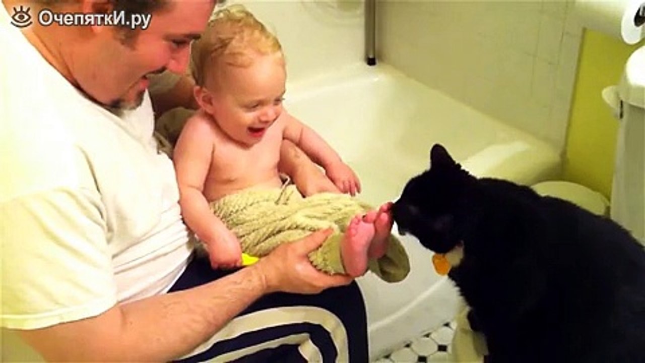 Кошка лижет ступни ребёнка