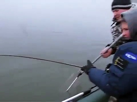 Вот оно - рыбацкое счастье! Мальчик плакал. Смотри!