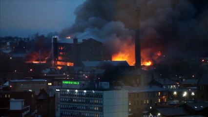 Un ancien bâtiment industriel part en feu dans le nord de l'Angleterre