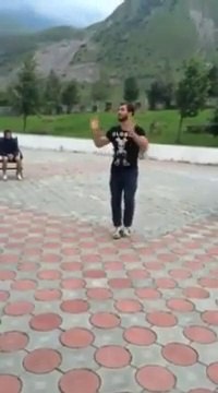 Классно танцует)))