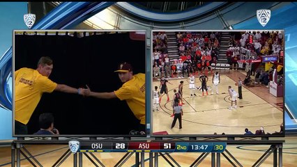 Perdenin arkasından bakın kim çıktı!