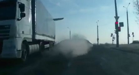 Un bloc de glace se détache d'un camion et détruit une voiture